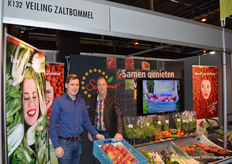 Veiling Zaltbommel veilde in de beursweek de eerste Kwanza-frambozen en ook extra vroege kasasperges. Op de foto Adrie Mijdam en Dick Vos.